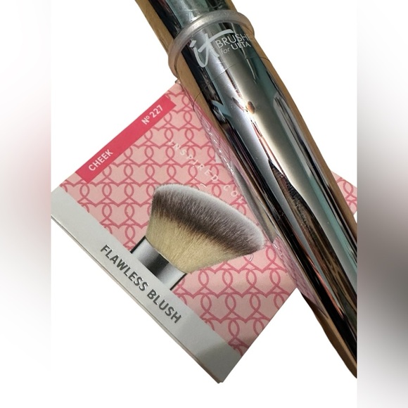 IT Cosmetics NEW Flawless Blush Brush for Cheeks 227 Angled Brush for Ulta - Picture 3 of 3